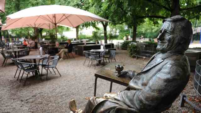 Celebrity tips for Munich and Bavaria: Helmut Fischer's favorite café was that "Münchner Freiheit" on the square of the same name in Schwabing.  A memorial there commemorates the actor.