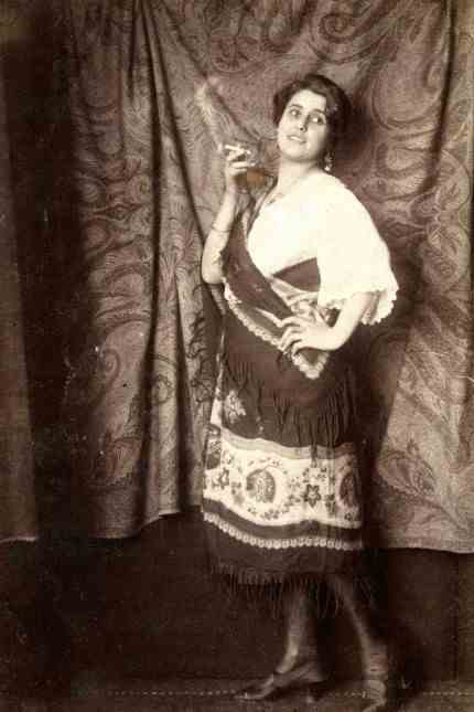 State Opera in the Nazi era: After receiving the deportation notice, Margarethe Sterneck (1894-1945), here as Carmen, fled from Munich to Vienna with only one handbag.  She went through many stations to Schwenningen, where she committed suicide out of desperation.  There, a stumbling block, a small commemorative plaque laid in the ground, commemorates the opera singer.