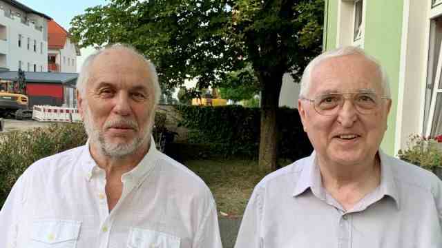 Dialect and geography: They have made a valuable contribution to place name research in Bavaria: linguist Bernhard Stör (left) and Monsignor Johann Schober.