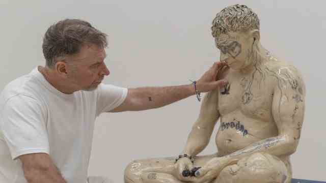 Exhibition in Regensburg: Pawel Althamer encountering his self-portrait, which shows him carving a figure of his mother.
