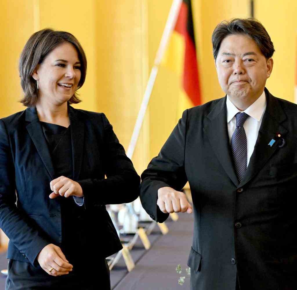 Annalena Baerbock Bündnis (l, 90/Die Grünen), Bundesministerin des Auswärtigen, trifft ihren Amtskollegen, den japanischen Außenminister, Yoshimasa Hayashi. Die Ministerin ist im Rahmen ihres Antrittsbesuch in Japan.