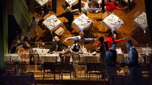 Salzburg Festival: A restaurant is the place for encounters, but also for whimsical choreography.