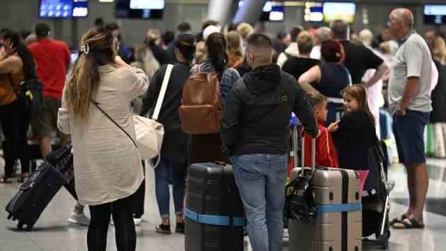 Lufthansa: Travelers are queuing in front of the check-in counters at Düsseldorf Airport.