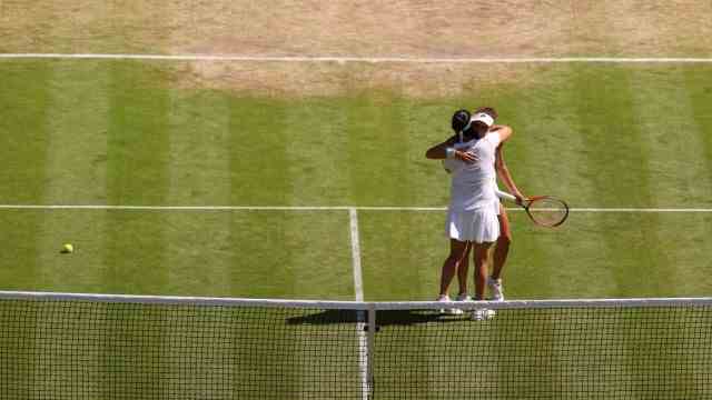 Tatjana Maria in Wimbledon: Ons Jabeur and Tatjana Maria are good friends - after the game they hug each other for a long time.