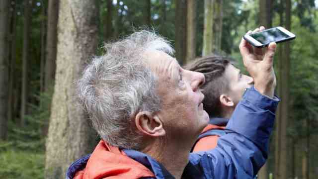 Sustainability in Hamburg: The ornithologist Michael Rademann shows children and young people the birds of the forest.