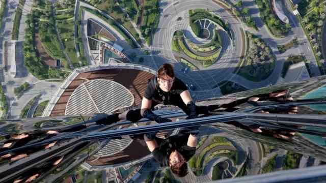 Tom Cruise turns 60: Here Cruise clambers in as Ethan Hunt "Mission: Impossible - Phantom Protocol" (2011) up the facade of a skyscraper, of course without a stuntman himself.