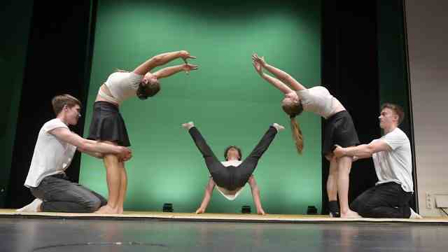Unterhaching: The school's gymnastics team inspires with acrobatics.