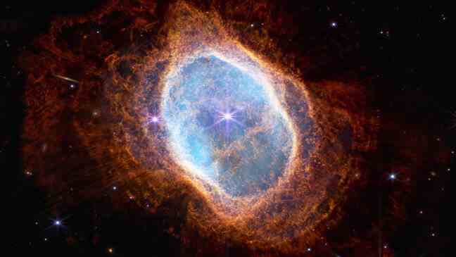 The Southern Ring Nebula taken by the James-Webb Telescope, a star at the end of its life.