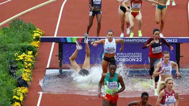 Athletics World Championships: Lea Meyer gets stuck on the obstacle and falls into the moat.