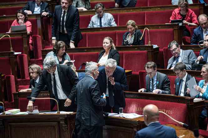 The rapporteur for the amending finance bill for 2022, Jean-René Cazeneuve, comes to discuss with the Minister of the Economy, Bruno Le Maire, during a suspension of the Assembly, on July 22, 2022.
