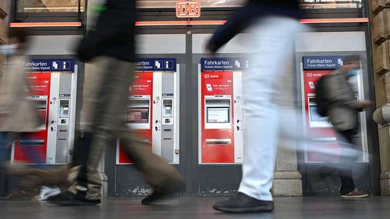 People walk past Deutsche Bahn ticket machines.  © picture alliance/dpa |  Arne Dedert Photo: Arne Dedert