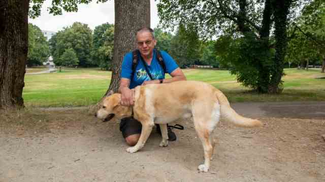 Series: Green in gray: Erwin Grad (66) has lived in Weißenseepark for 48 years.  He walks the neighbour's dog, Leiko, almost every day.