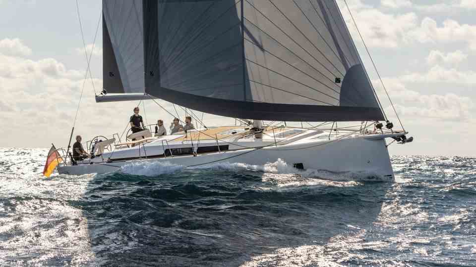The Hanse 460 wins in the cruising boat category. The cruising yacht is a completely new development from the German shipyard.  The design comes from the French Olivier Racoupeau.  The jury: "With French finesse, Hanse has brought the most sought-after yacht of this size onto the market.  The wins "Size" from Greifswald not only from a design point of view, but also in substance, the Hanse 460 is above average." Price: approx. 322,370 euros.