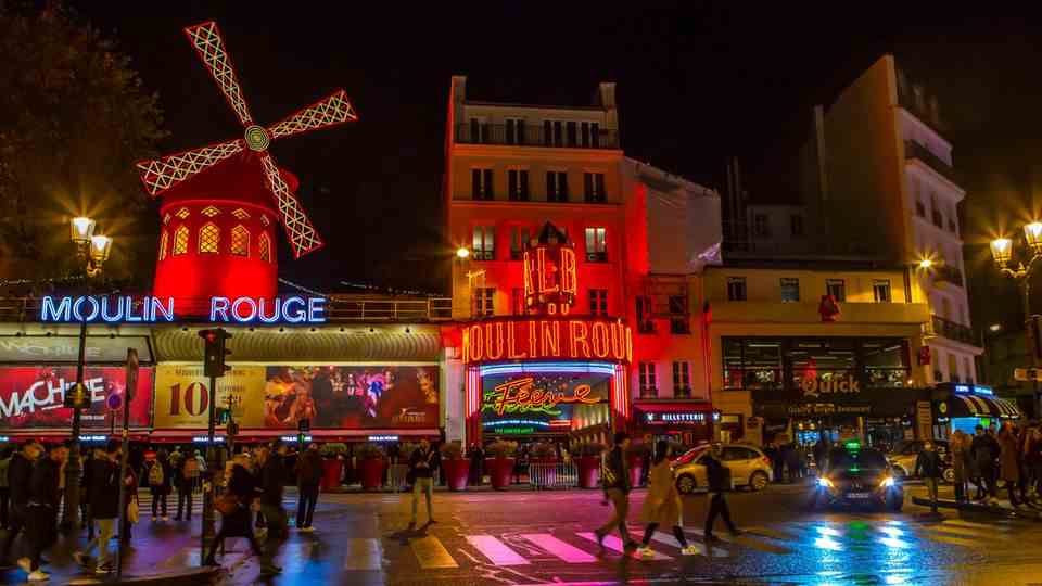 A lively and popular square in Paris: many people are already familiar with the view of the Moulin Rouge from the street.