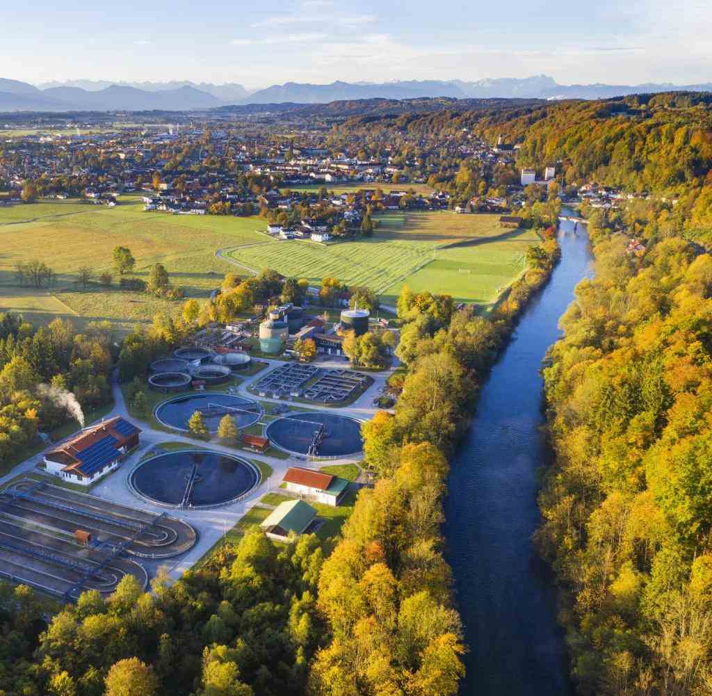 Sewage treatment plant Wolfratshausen and Loisach, Wolfratshausen, aerial view, Upper Bavaria, Bavaria, Germany