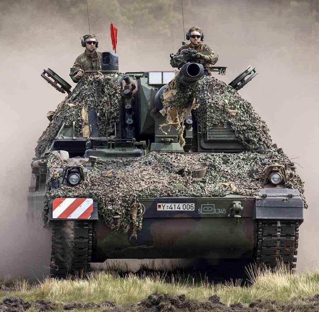 Eine Panzerhaubitze der Bundeswehr; WELT-Autor Alan Posener