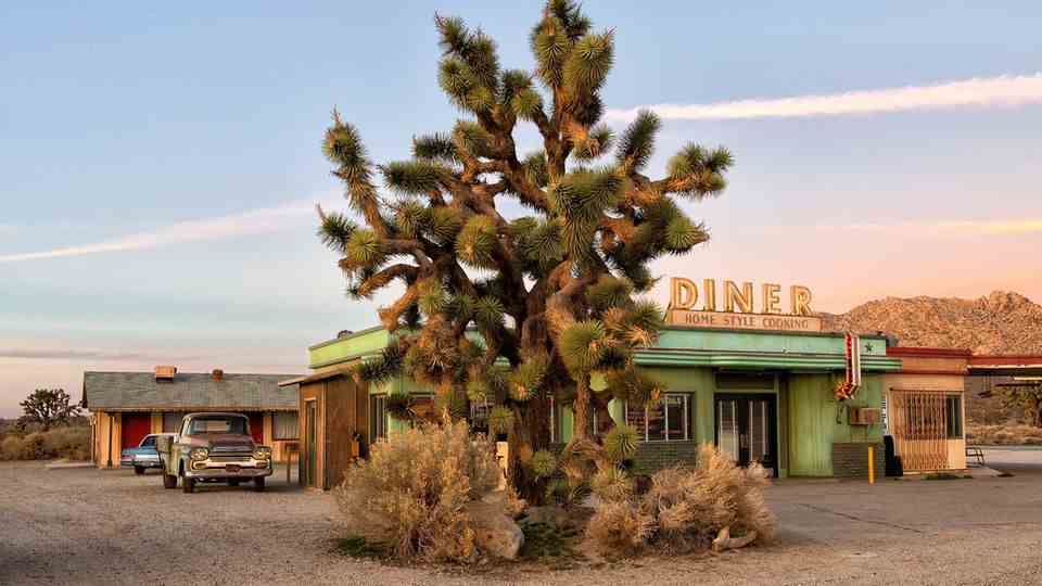 A typical combination of diner and gas station on the side of the highway, which Heribert Niehues in California's Mojave Desert for the illustrated book "poetry of impermanence" photographed.