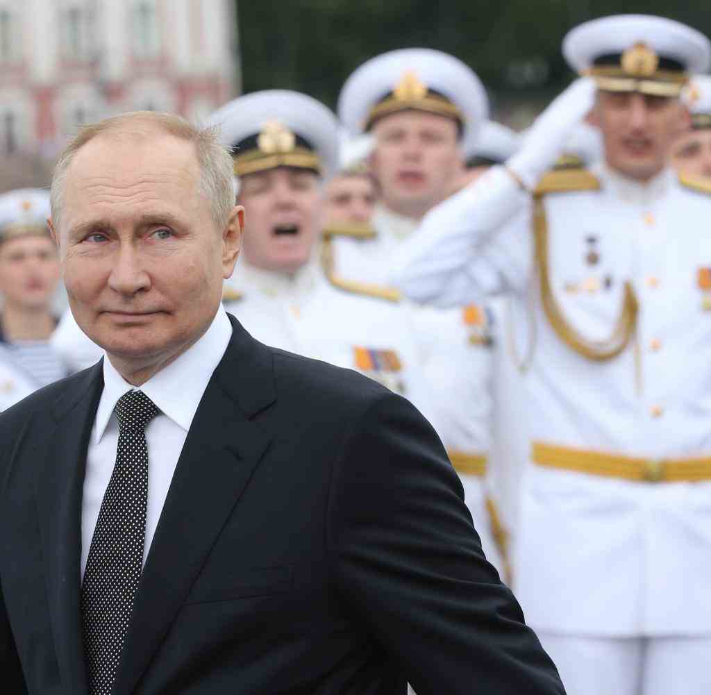 Russlands Präsident Wladimir Putin auf einer Kriegsmarine-Parade