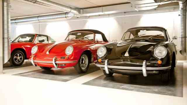 Company portrait: Historic models from Porsche are also in the Anzing underground car park.