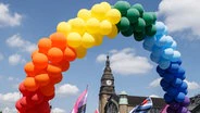 Colorful balloons can be seen at the Christopher Street Day (CSD) parade on August 4, 2018 in front of the main train station.  © picture alliance/dpa Photo: Markus Scholz