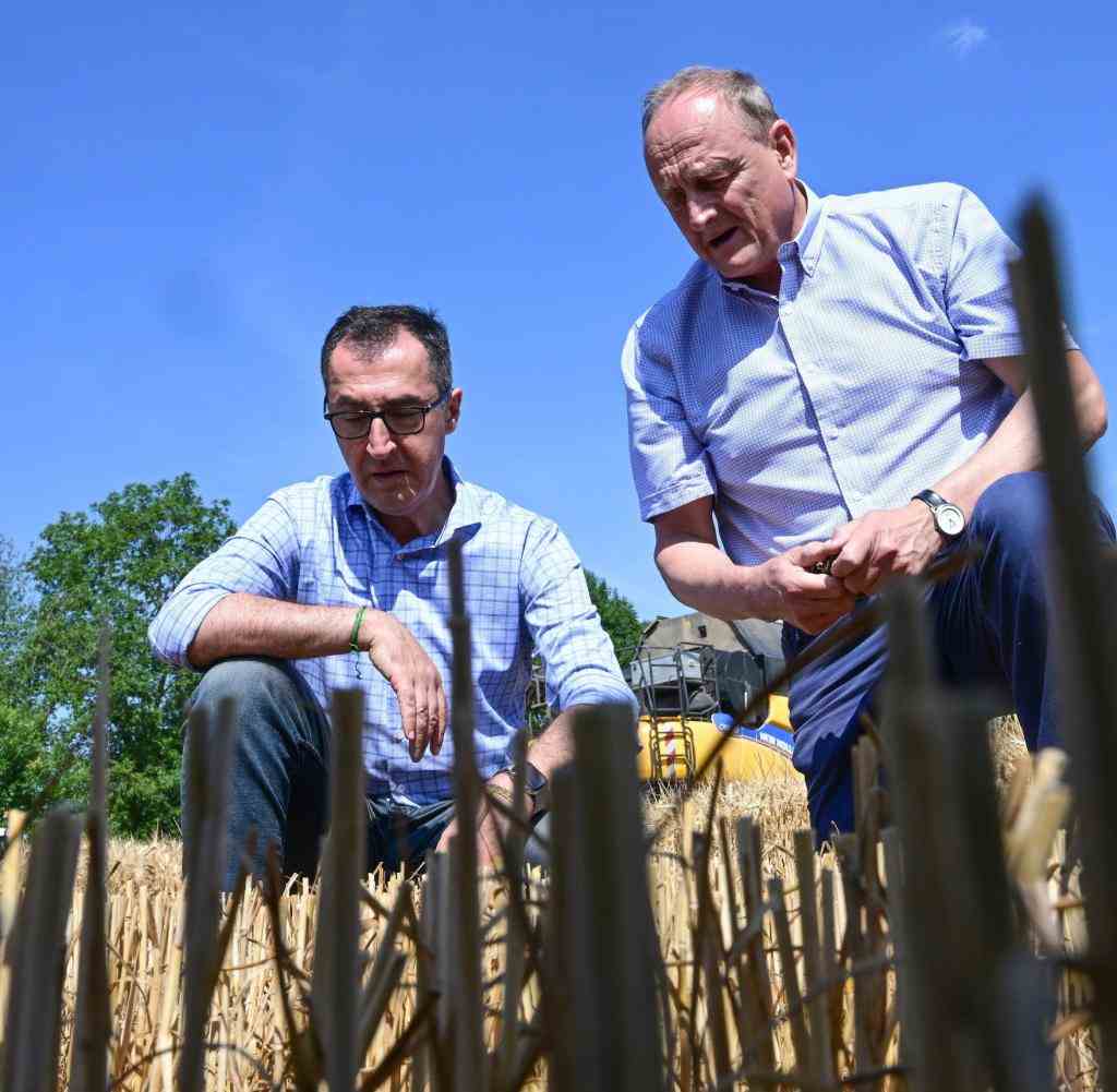 Agrarminister Cem Özdemir (Grüne) mit dem Chef des Bauernverbandes im Juli