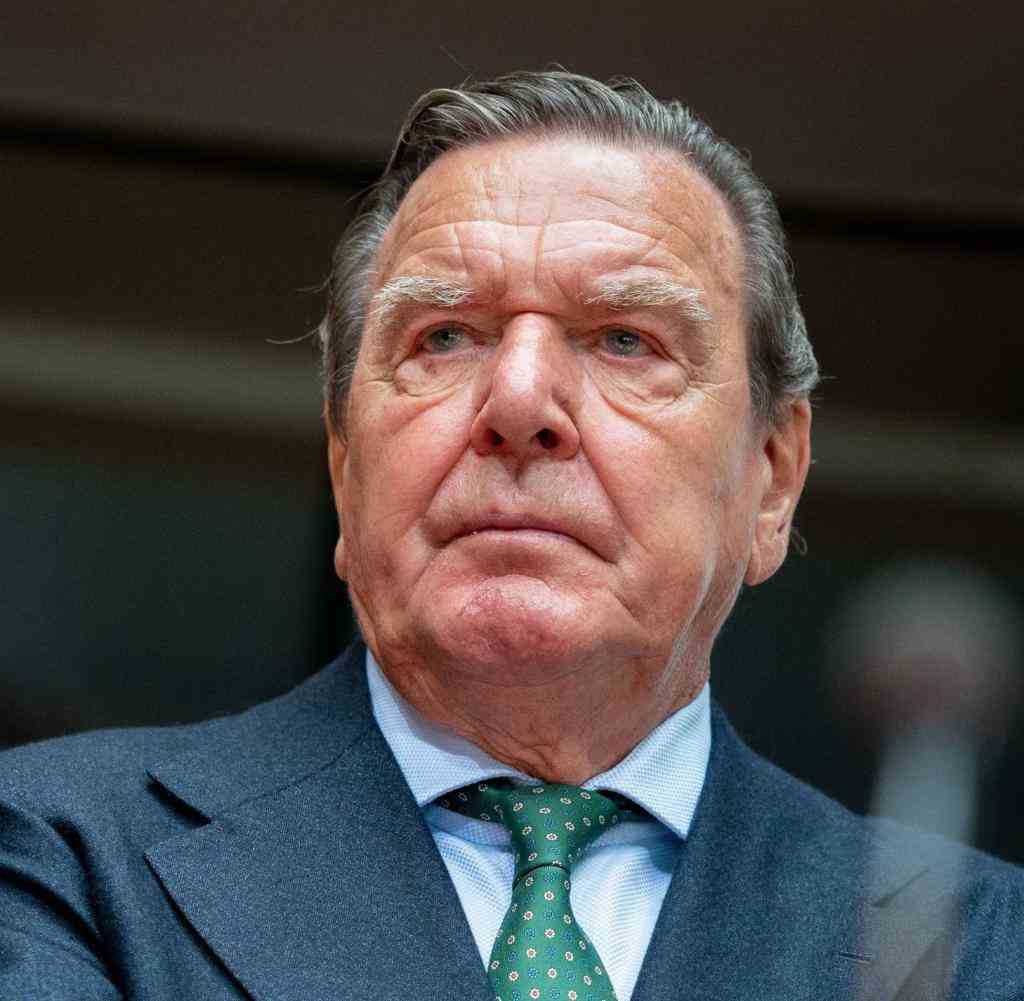 Gerhard Schröder, ehemaliger Bundeskanzler, steht im Bundestag.