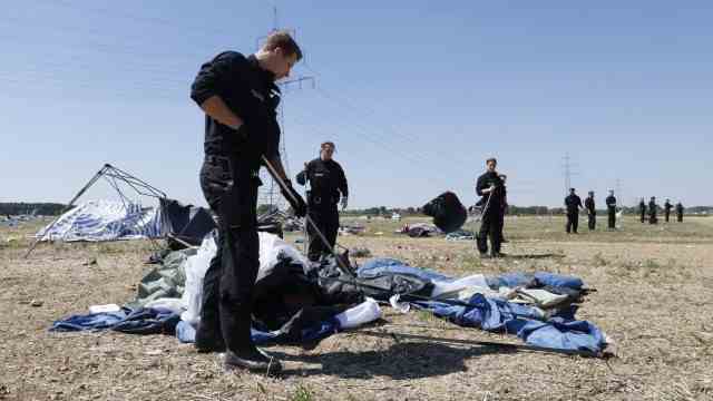 Body found in Echinger See: The riot police meticulously searched the area in a long chain - without success.