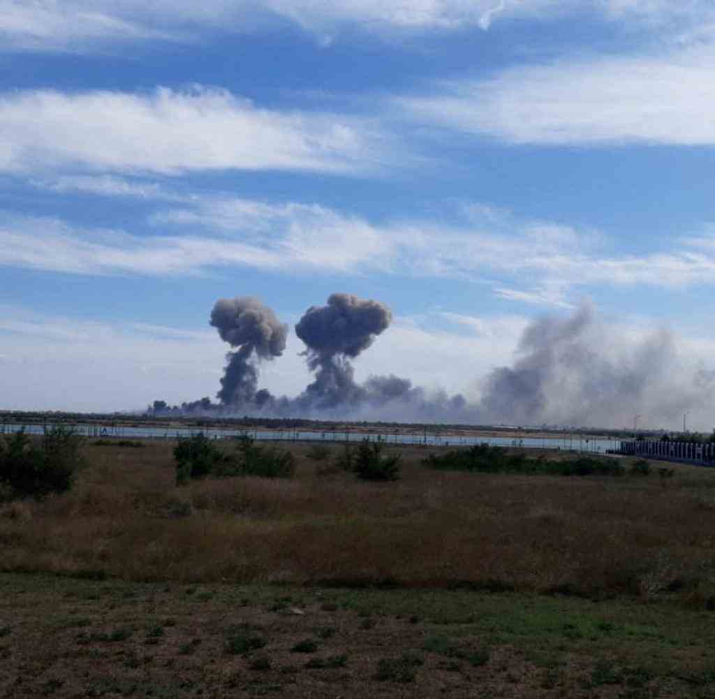 Rauch steigt auf, nachdem Zeugen Explosionen in Nähe der russischen Militär-Basis bei Novofedorivka auf der Krim gehört haben