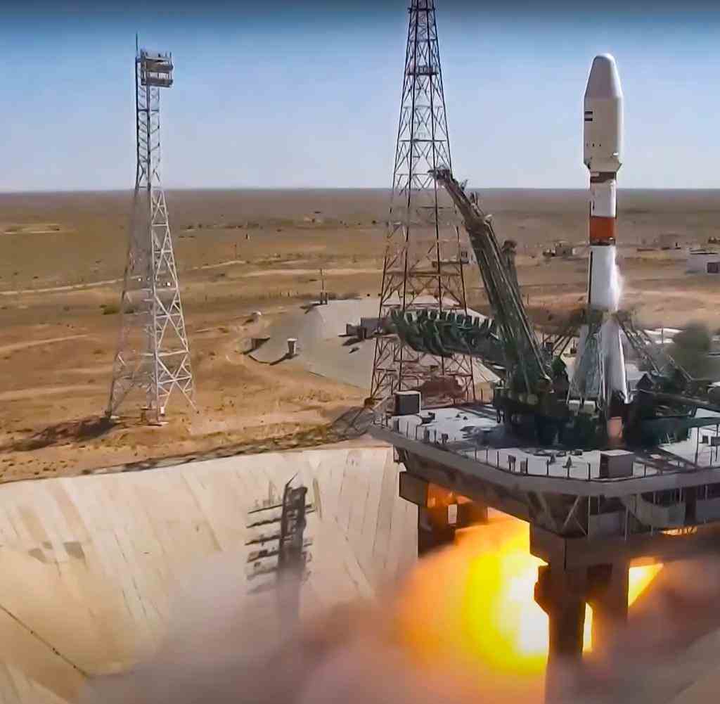 Ein Foto der russischen Weltraumbehörde Roscosmos veröffentlichte Foto zeigt den Start einer Sojus-Rakete im kasachischen Kosmodrom Baikonur. Die Rakete befördert einen Khayyam-Satelliten des iranischen Mullah-Regimes in die Erdumlaufbahn