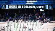 HSV fans in the north curve, under the banner "Rest in peace Uwe." during the funeral service for Uwe Seeler.  © Witters/Leonie Horky 