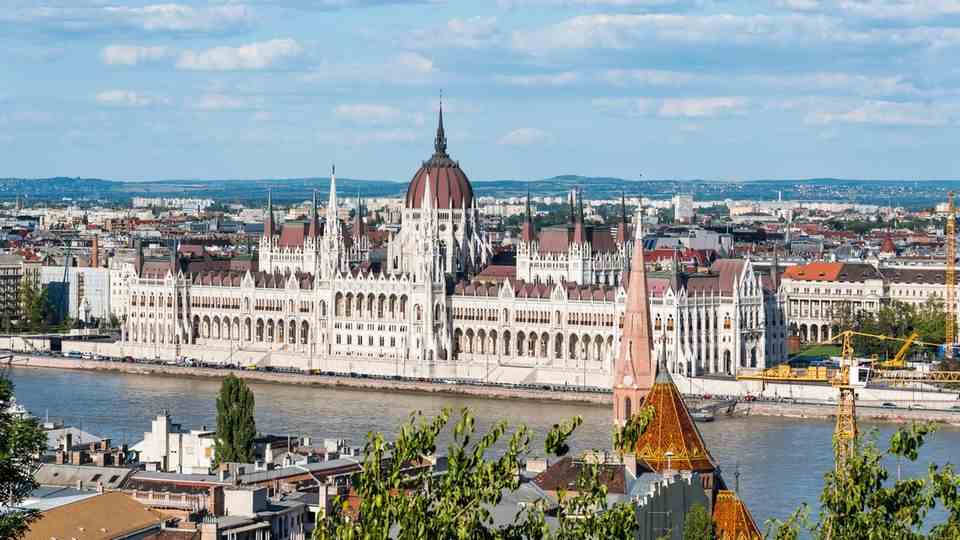 Place 10: Parliament Building, Budapest, Hungary  "Great building", "grandiose construction", "beautiful and impressive!", are the headlines of reviews of the Parliament building on the banks of the Danube in the Hungarian capital.  No Tripadvisor user says a word about the "Orbanization" of politics and how fundamental European values ​​are being violated in this Parliament.