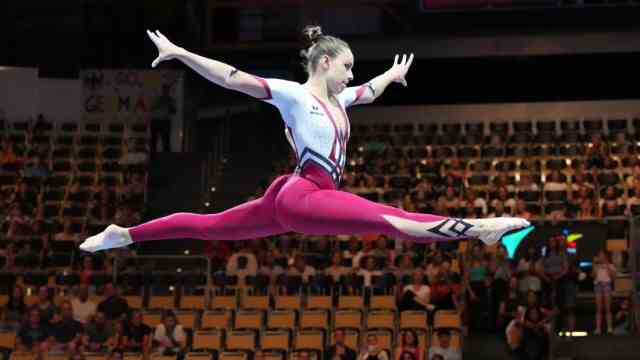 European Championships: Sarah Voss does gymnastics on the balance beam in the Olympic Hall.