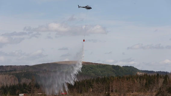 A helicopter fires water from the air.  © dpa-Bildfunk Photo: Matthias Bein