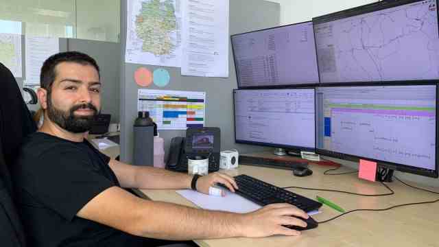 Bahn: Dispatcher Ali Demirsal at his workplace.
