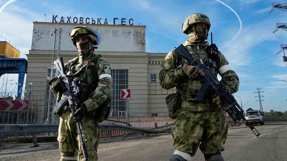 Russian soldiers guard an entrance to the Kakhovka hydroelectric power station on the Dnieper in southern Ukraine (archive image)