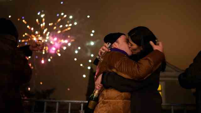 Favorites of the week: Works without words: Jaksch (Jakob Schreier) and Amara (Samira El Ouassil) kissing for the first time on New Year's Eve.