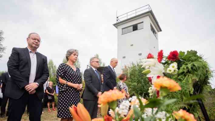 Dietmar Woidke (SPD), Prime Minister of Brandenburg, commemorates the victims of the inner-German division on August 13th, 2022 at the central commemoration event on the occasion of the construction of the Berlin Wall 61 years ago in 1961 at the former Nieder Neuendorf border tower.  (Source: dpa/Christoph Soeder)