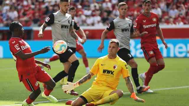 False starts by Bayer 04: Did what he could: Leverkusen's attackers were repeatedly denied by FCA goalkeeper Rafael Gikiewicz (middle).