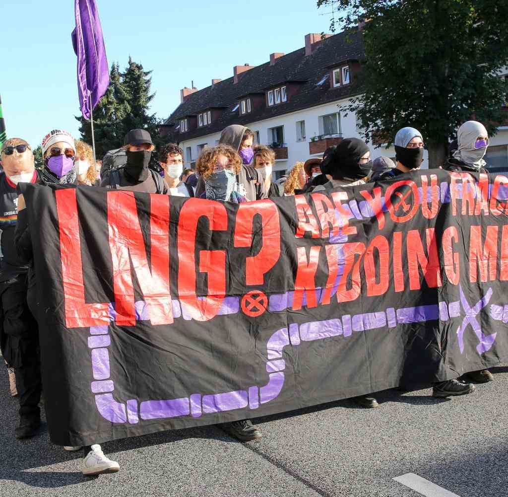 Climate activists move through Hamburg