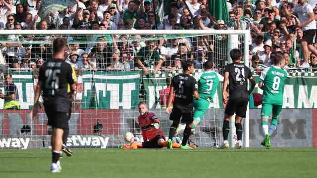 Werder Bremen: Pleasant final point from Werder's point of view: Oliver Burke (No. 9) scored the 2:2 with the last action of the game.