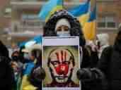 Weltweit gehen die Menschen gegen den Ukraine-Krieg auf die Straßen. Eine Demonstrantin in Montreal (Kanada) macht deutlich, wen sie für das Leid in der Ukraine verantwortlich macht: Russlands Präsidenten Wladimir Putin.