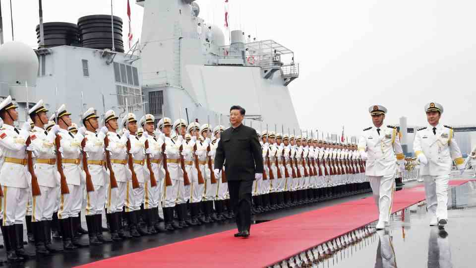 The Chinese President inspects the Navy's honor formation.