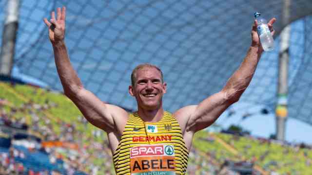 Athletics: Thanks to the audience: Abele celebrates after his solo run with the spectators in the Munich Olympic Stadium.