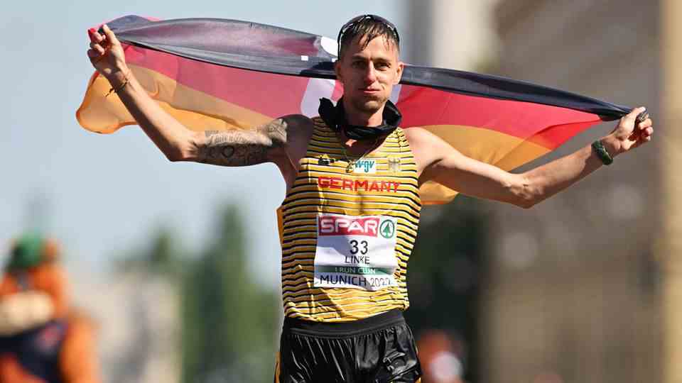 SILVER: Walker Christopher Linke gave the German track and field team the next medal at the European Championships in Munich.  The 33-year-old from Potsdam took silver behind the Spaniard Miguel Ángel López on Tuesday.  The former world and European champion over 20 kilometers won in a superior manner in 2:26:49 hours, followed by Linke in 2:29:30 hours and thus celebrated the greatest success of his career.  Third was the Italian Matteo Giupponi in 2:30:34 hours.