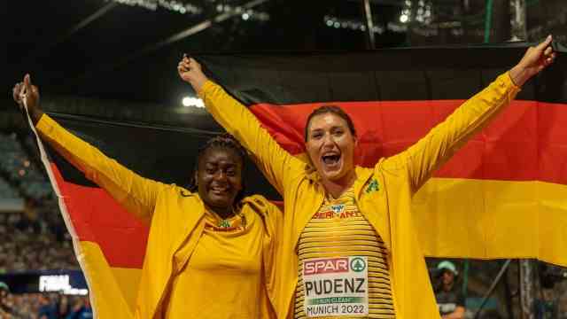 European Championships: Silver and bronze winners in the discus throw: Kristin Pudenz (right) and Claudine Vita.
