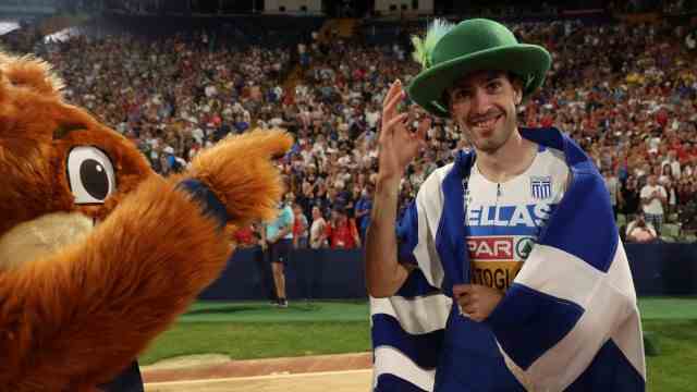 European Championships: fun with mascots: long jump winner Miltiadis Tentoglou and G'freidi (left).