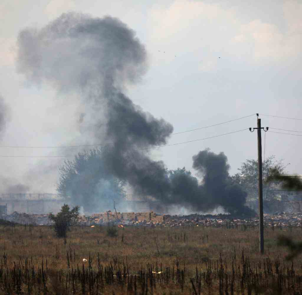 Rauch über einem Munitionslager der russischen Armee in der Nähe des Dorfes Mayskoye auf der Krim. Zum zweiten Mal innerhalb von rund einer Woche hat es auf der von Russland annektierten ukrainischen Schwarzmeer-Halbinsel Krim schwere Explosionen gegeben