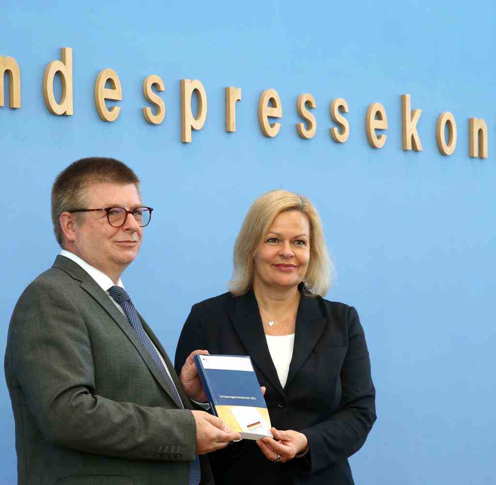 Thomas Haldenwang, Präsident des Bundesamtes für Verfassungsschutz neben seiner Dienstherrin, Innenministerin Nancy Faeser (SPD), bei der Vorstellung des Verfassungsschutzberichts 2021