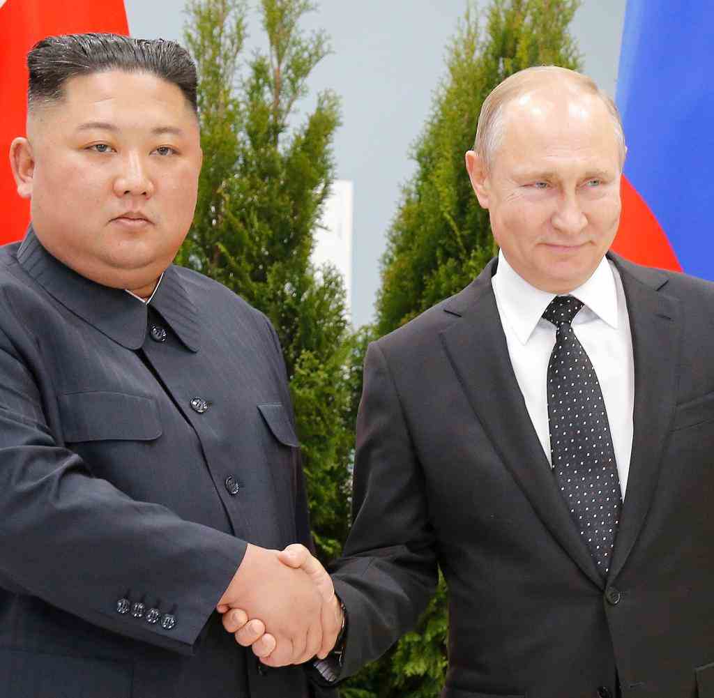 Vladivostok 2019: Kim Jong Un, Diktator Nordkoreas, und Wladimir Putin, Präsident von Russland, geben einander die Hand bei ihrem ersten gemeinsamen Gipfel in der Far Eastern State University