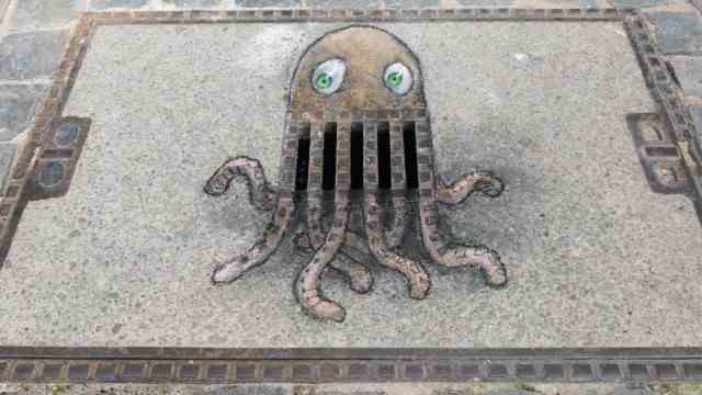 travel book "street art": Cora the octopus is embarrassed about her legs, but she has a breathtaking smile: Here, too, David Zinn integrates public space into his artworks.